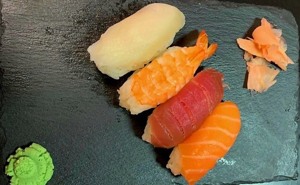 Bandeja de nigiris mixtos