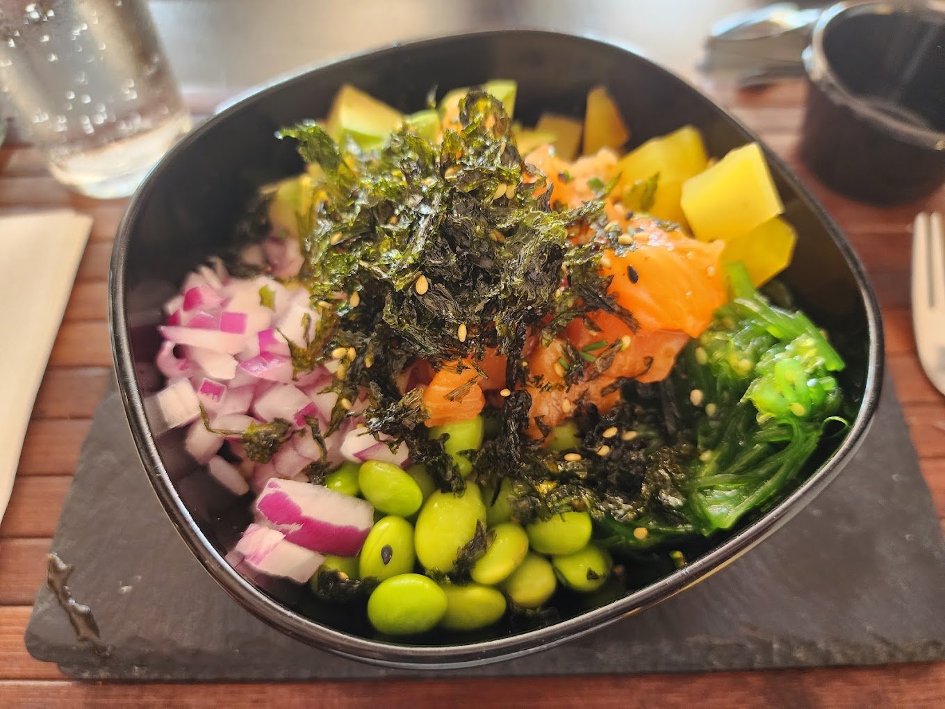 Poké de salmón