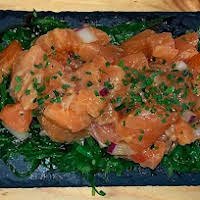 Tartar de salmón con base de wakame