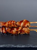 Yakitori de pollo con teriyaki y arroz